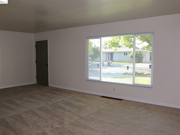 5th image of 27 E 15th St