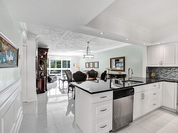 5th image of 2831 Somerset Drive #303