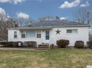 382 Puritan Dr, Shirley, NY 11967
