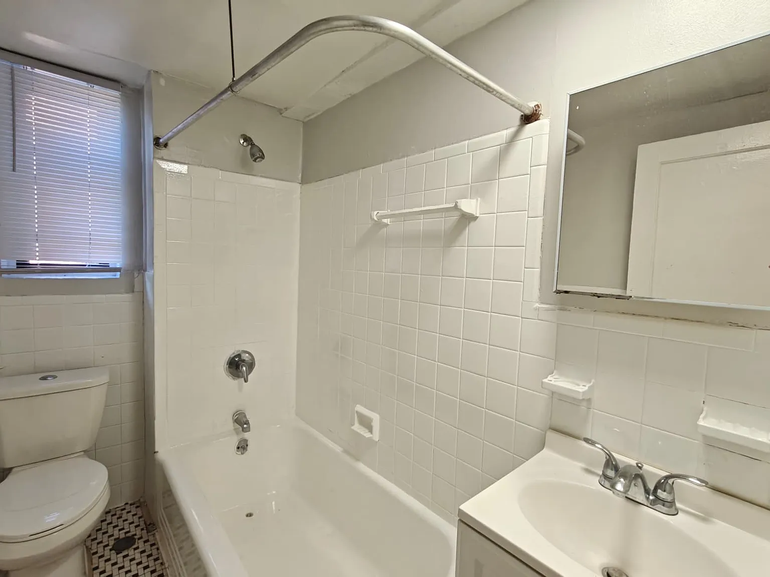 Beautiful Apartment Available Now! — Photo 2