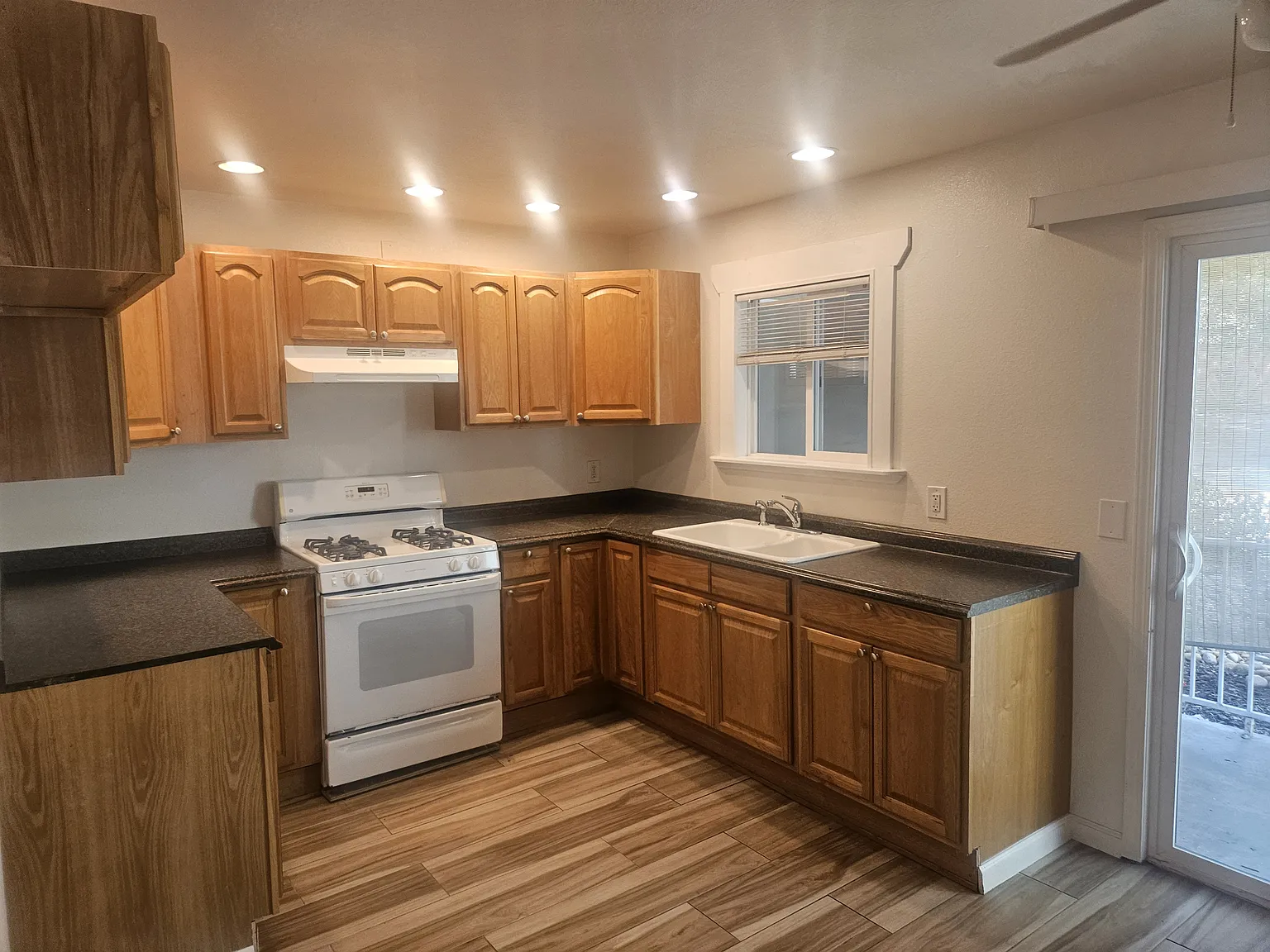 2 bed, 1.5 bath, 900 sqft, $2,195 — Photo 1