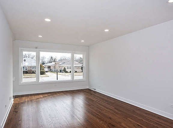 3rd image of 8904 Oleander Ave