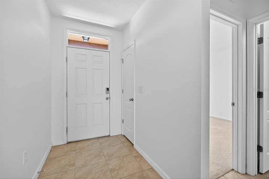 4 bed, 2.0 bath, 1828 sqft, $2,100 — Photo 2