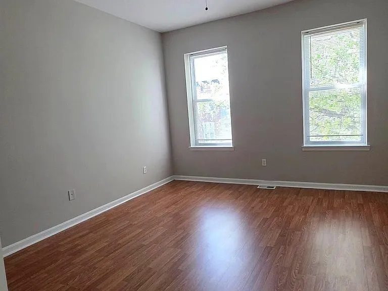 539 N Luzerne Ave — Photo 15