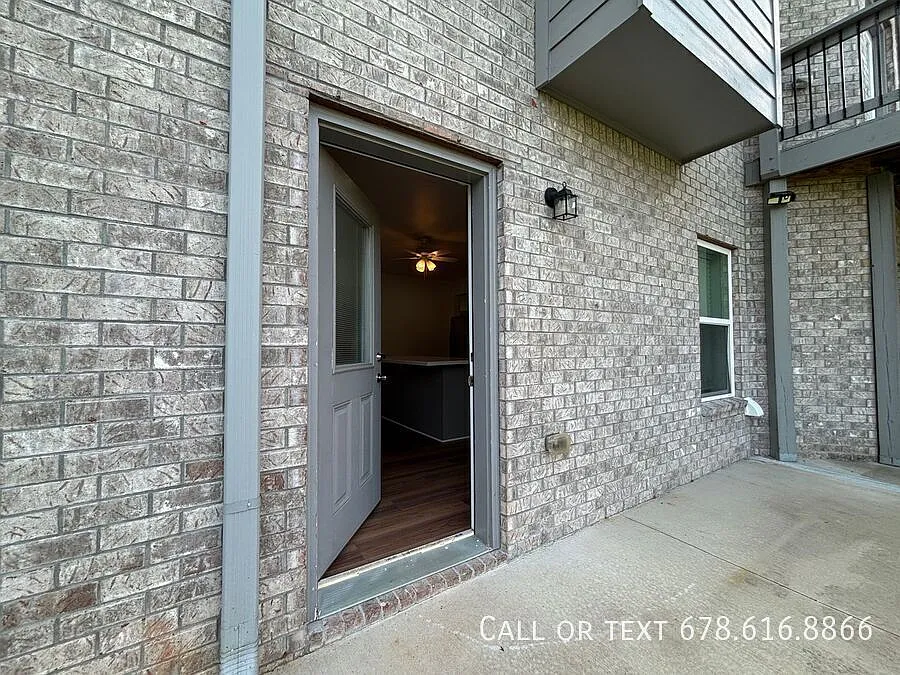 70 Charleston Ln