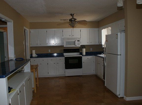 Kitchen/Dining (new photo coming with Stainless Fridge and New Floor)