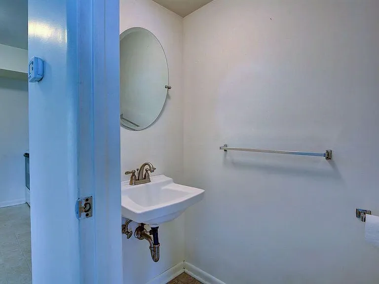 21 Devon Ct — Photo 8