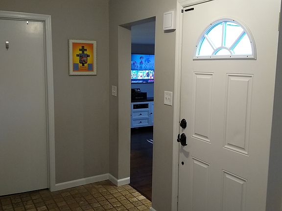 5th image of 557 Marietta Ave