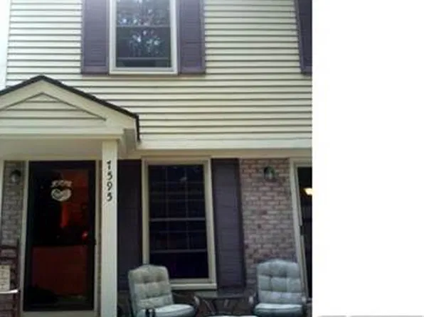 7595 Woodview Dr #17, Waterford, MI 48327