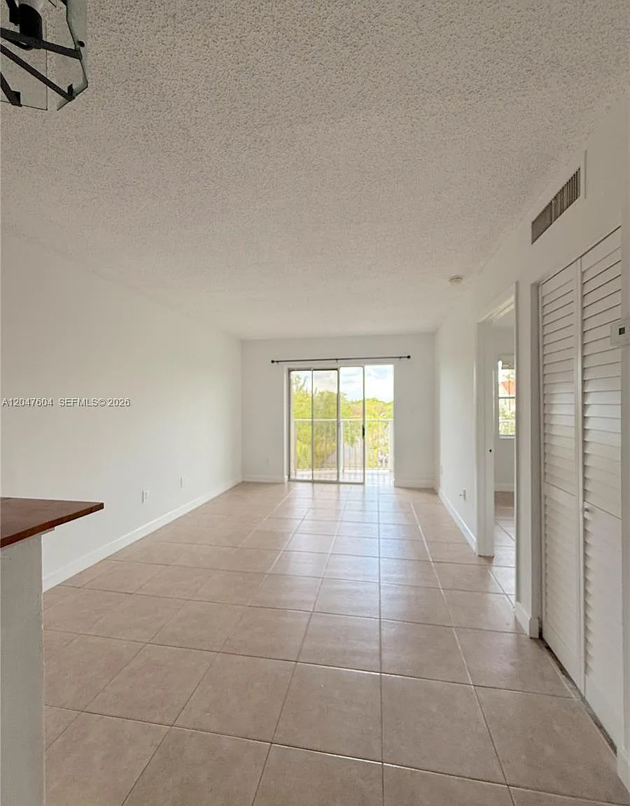 Saga Bay Gardens Condo — Photo 2