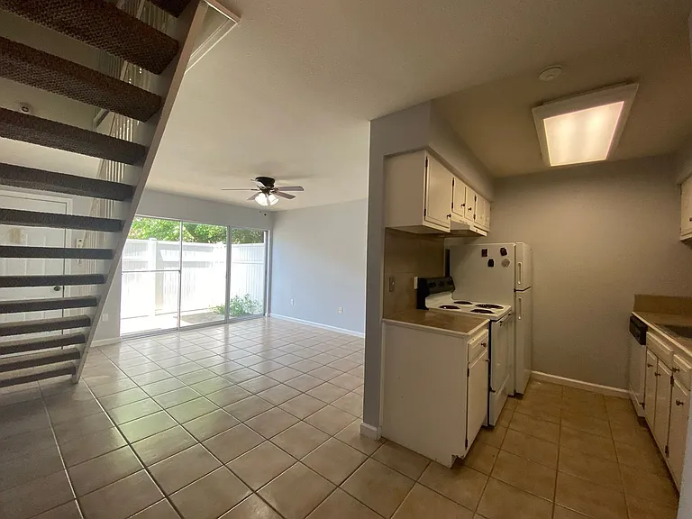 454 W Parker Blvd #B9 — Photo 2