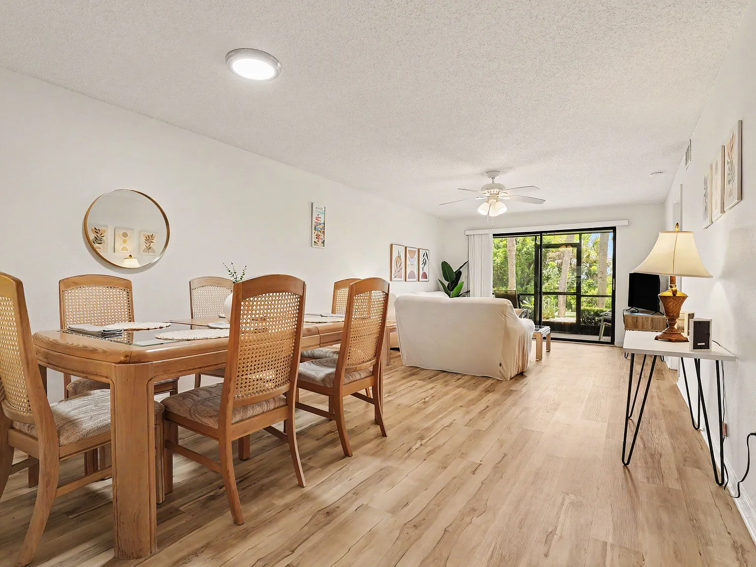 2 bed, 1012 sqft, $1,900 — Photo 1