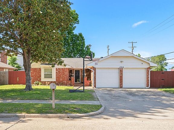2nd image of 1722 Lancaster Cir