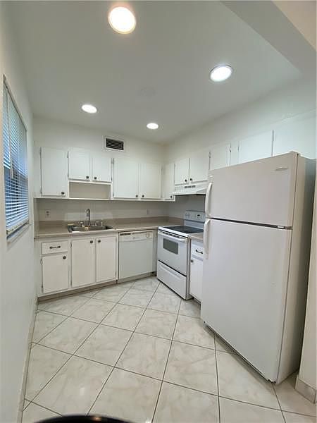 1st image of 557 Saxony Dr #L