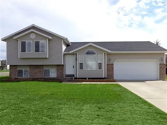 1367 W 2050 N