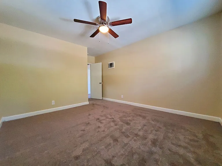 Parklane Apartments — Photo 34