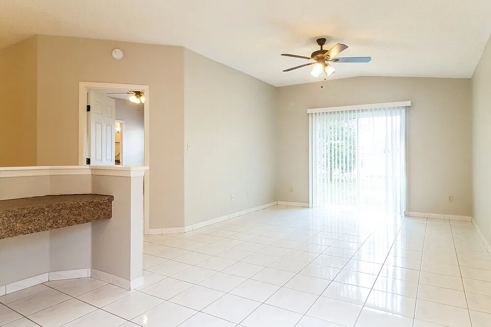 3 bed, 2.0 bath, 1571 sqft, $2,385 — Photo 2