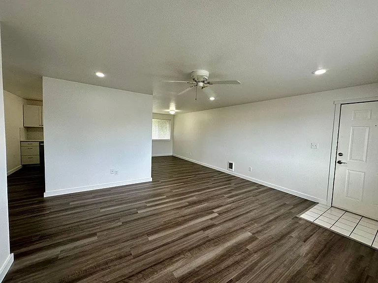 2025 Yew St — Photo 3