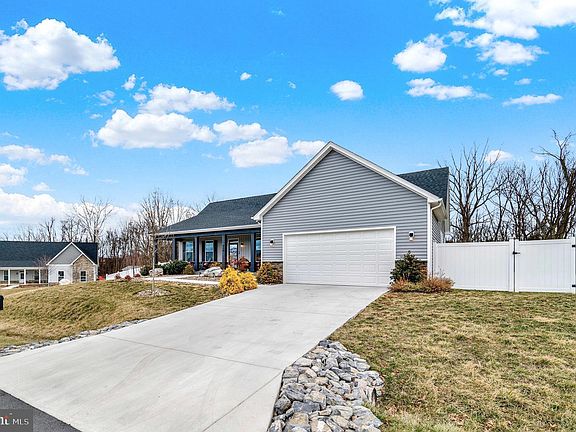 4th image of 428 Moonstone Dr