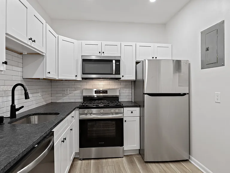 98 Chestnut St #2R — Photo 1