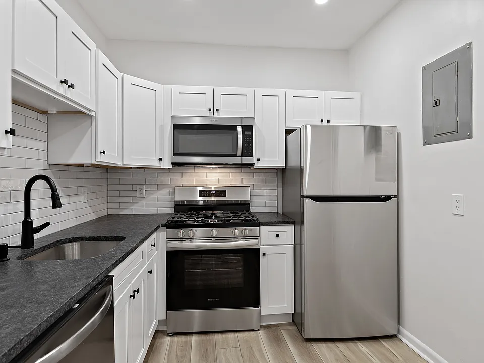 98 Chestnut St #2R
