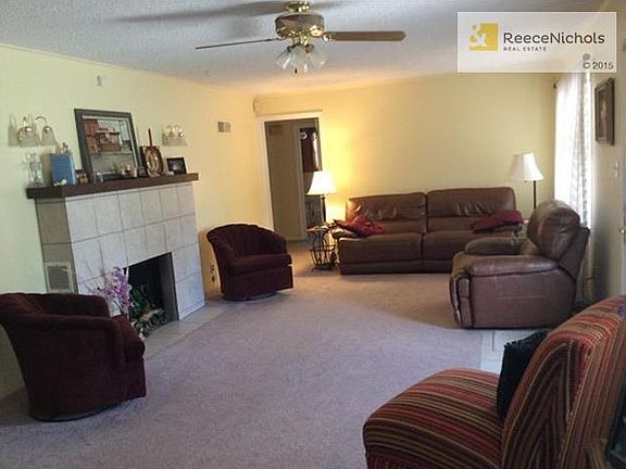 Living room is 13x27