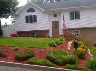 8 Knollcrest Ave, Farmingville, NY 11738