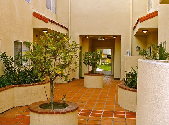 3rd image of 11306 Moorpark St Unit 9