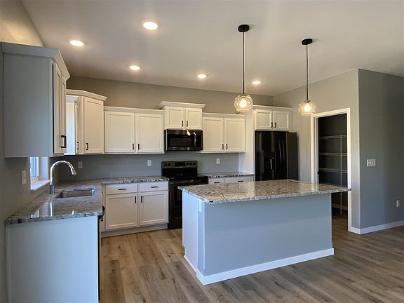 3rd image of 567 Dakota Ave