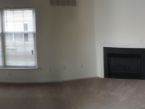 3rd image of 44 E Newtown Pl