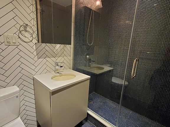 4th image of 405 E 78th St APT 2B