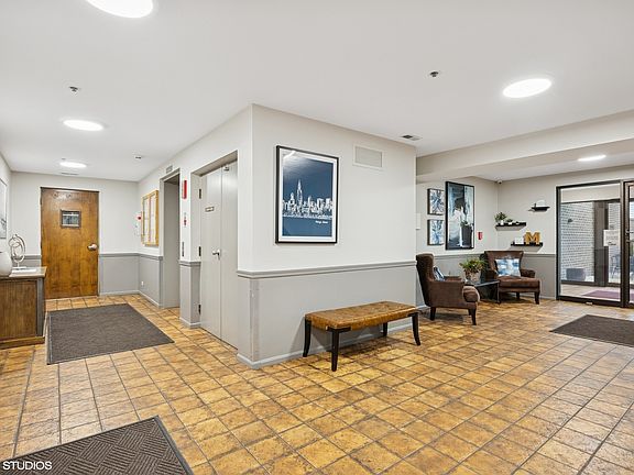 3rd image of 1200 W Northwest Hwy APT 202