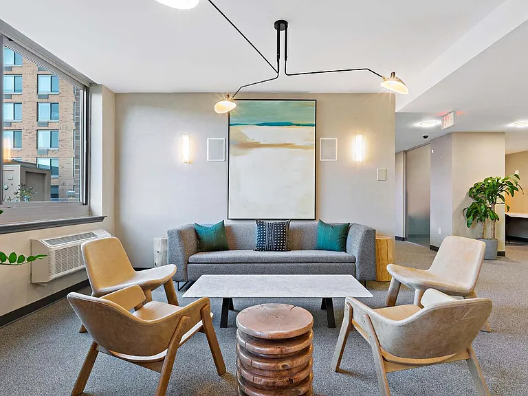 225 Grand — Photo 11