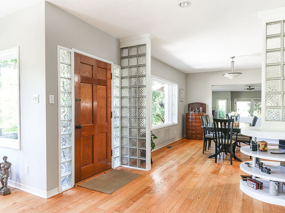 1st image of 10 Brookside Dr