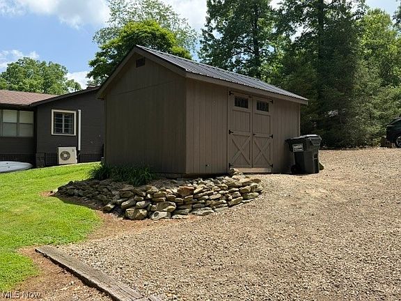 4th image of 85 Sunset Dr