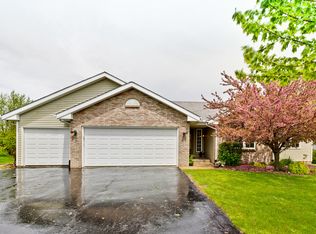 206 White Oak Dr, Poplar Grove, IL 61065