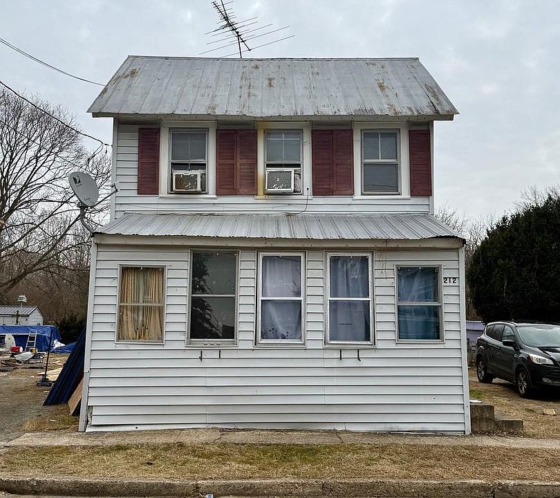 2nd image of 212 Crane St