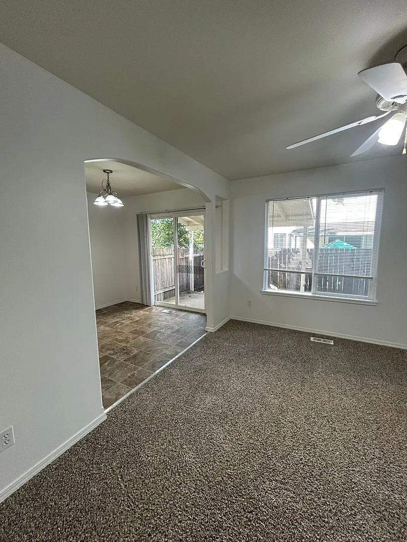 (872) Easy Street House - 3 Bedroom / 2.5 Bathroom — Photo 4