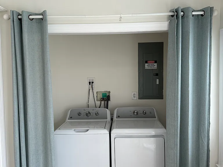 131 W Roberts Ave — Photo 10
