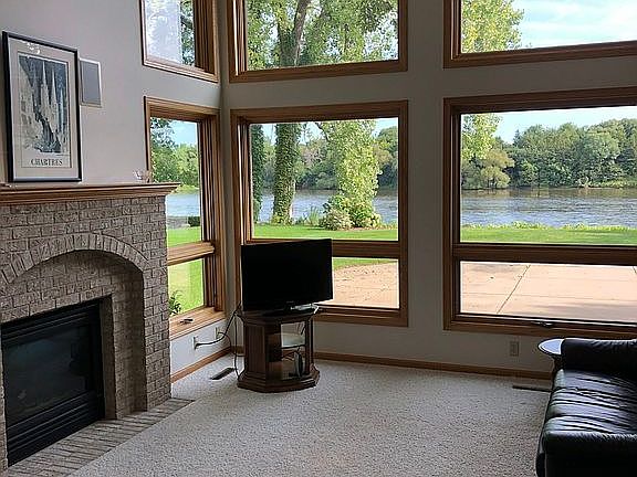 Living room atrium (2 story)