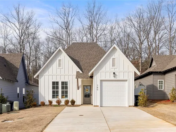 780 Village Dr, Opelika, AL 36801