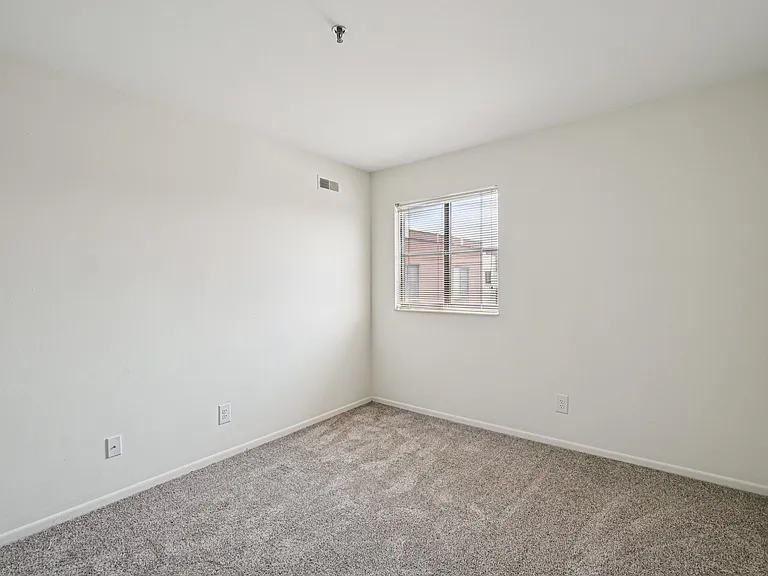 River Place Luxury Apartments — Photo 25