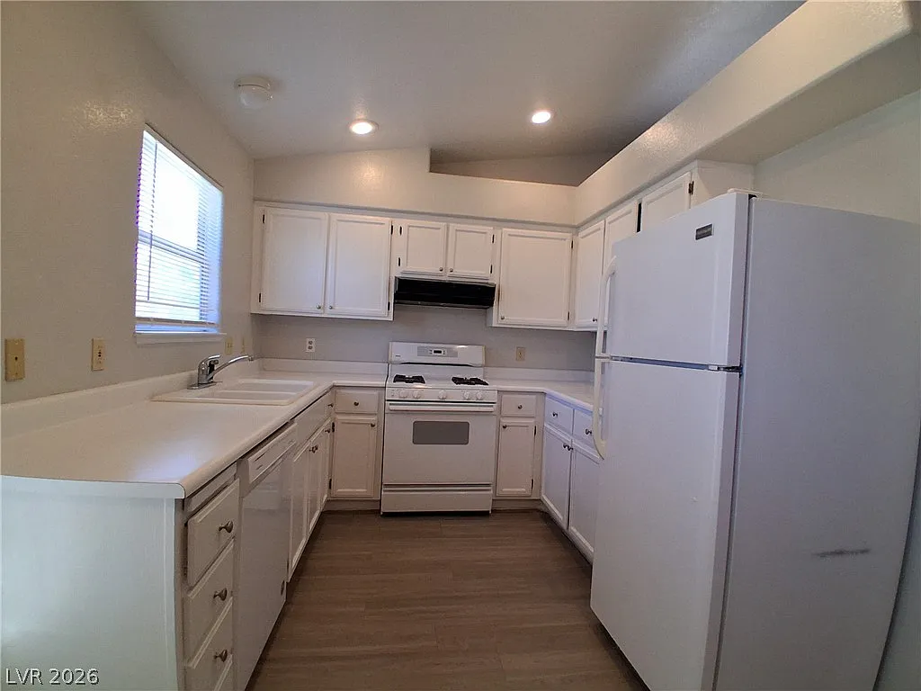 3 bed, 2.0 bath, 1390 sqft, $1,651 — Photo 4