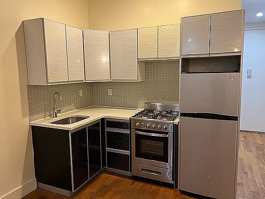 2nd image of 1092 De Kalb Ave #1R