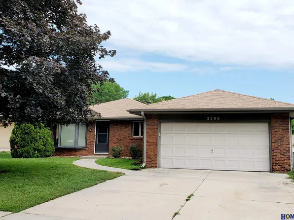 2206 Independence Dr, Lincoln, NE 68521