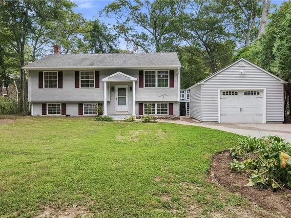 7 Cedar Knoll Dr, Ashaway, RI 02804