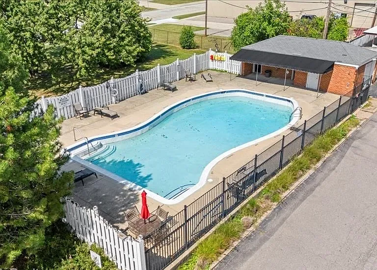 2425 Torquay Ave #101 — Photo 12