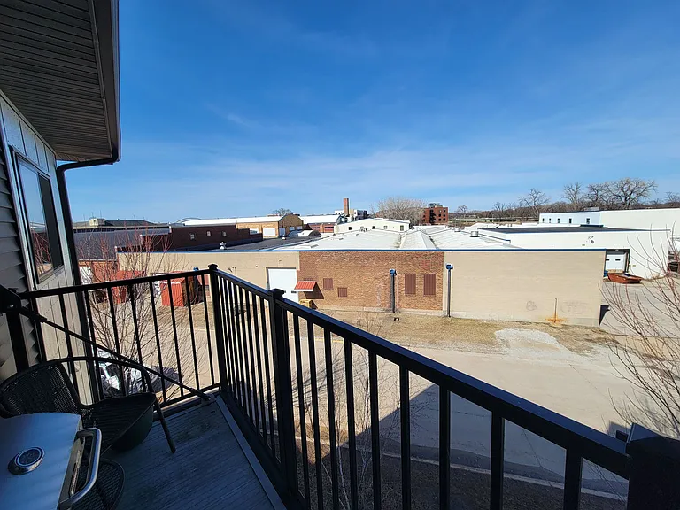 221 E 5th St — Photo 24