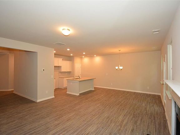 4th image of 305 Pinewood Dr