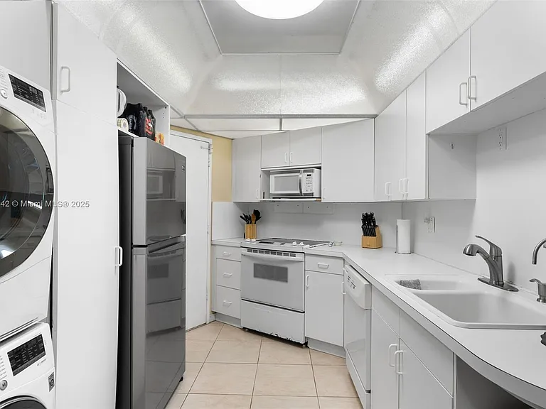 3725 S Ocean Dr #1110 — Photo 8